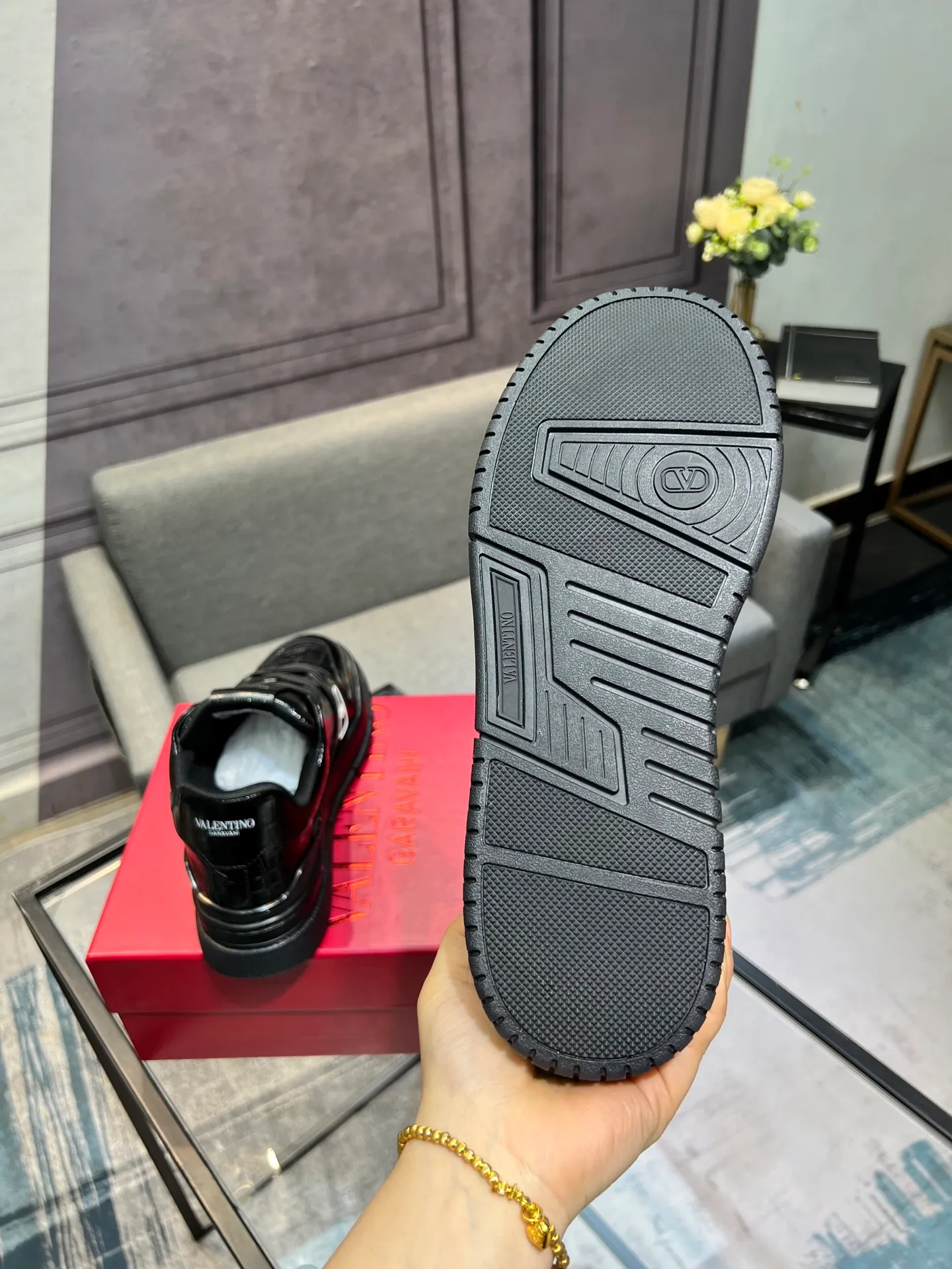 Men's Men's Shoes 💰660 Valentino 2023 early autumn new star shoes are now online! Wang Hedi and Ren Jialun have been worn by many celebrities. Who can refuse the same couple shoes as Wang Hedi! The design of Stars Stab My Heart is cool and spicy. The material of the shoes is cowhide, and every color is beautiful! Size 35-40, men’s size 39-44 (women’s 41, men’s 38, 45🉑️customized)